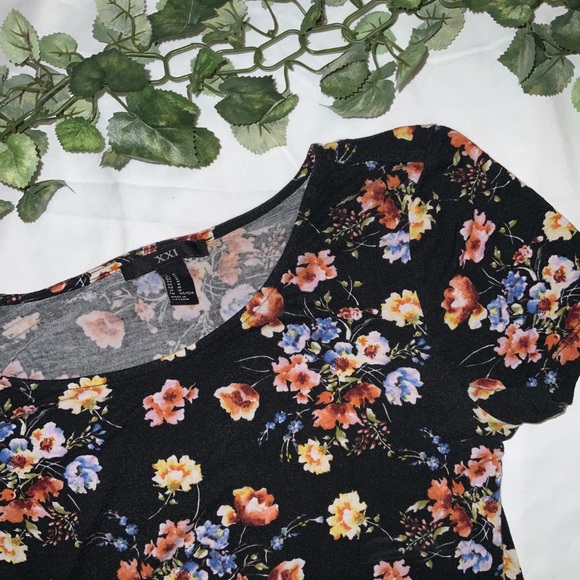 Floral Ruffle Bottom Top - Picture 3 of 5